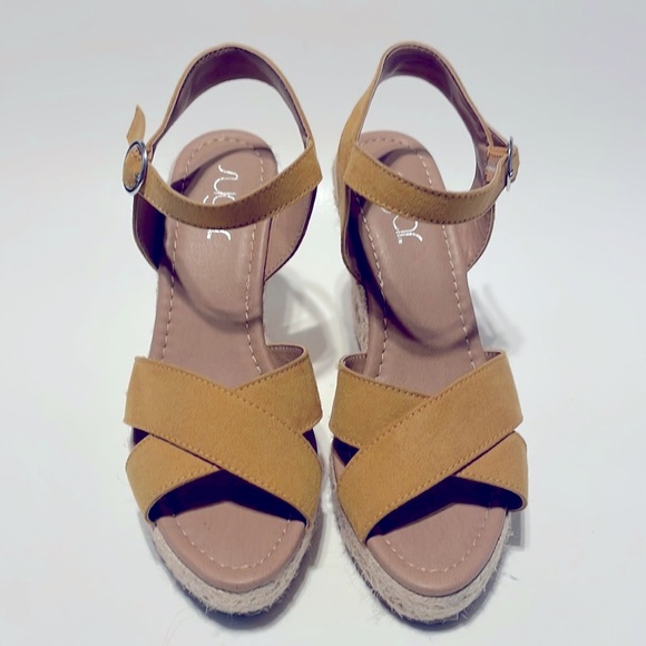 Yellow Wedges! - Picture 2 of 6